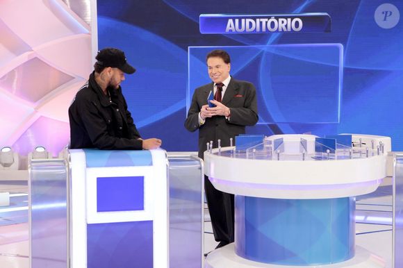 Neymar virou meme ao receber R$ 280 da mão de Silvio Santos, prêmio pela sua participação no quadro ‘Jogo das Três Pistas’