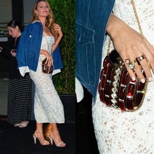 Blake Lively combina vestido branco com bolsa Chanel que imita besouro egípcio de R$ 288 mil. Veja detalhes do look!