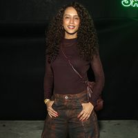 Look para copiar no inverno! Taís Araújo, a Raquel de 'Vale Tudo', usa calça oversized 'diferentona' em show de Thiaguinho; veja fotos