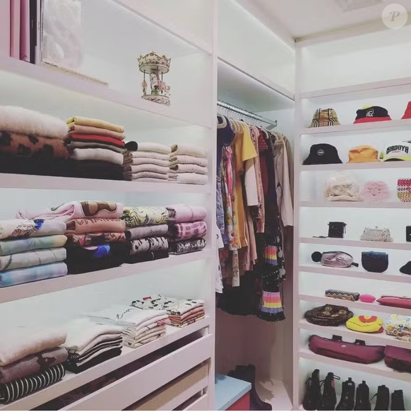 Mansão de Grazi Massafera também traz um closet branco