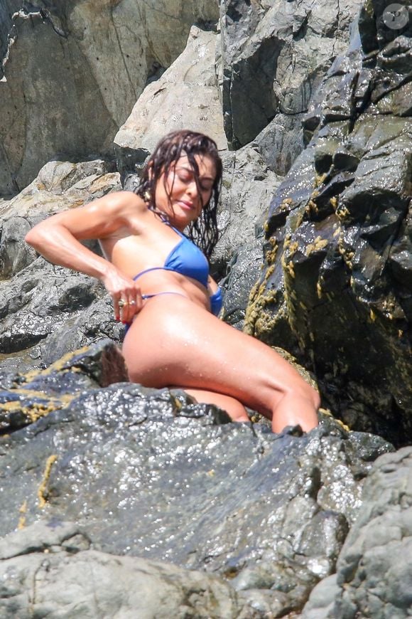 Juliana Paes pegou Sol nas pedras em Fernando de Noronha nesta segunda (31)