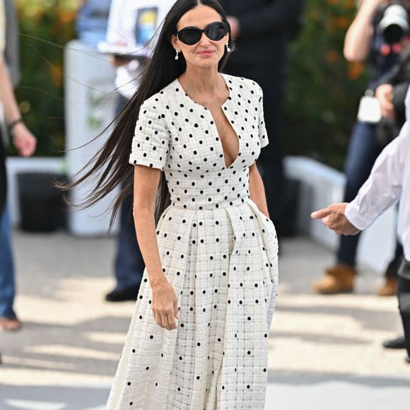 Demi Moore participa do Photocall "The Substance" no 77º Festival Anual de Cinema de Cannes no Palais des Festivals em 20 de maio de 2024 em Cannes, França