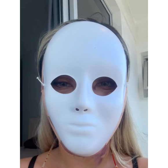 Na última quinta (07), Andressa Urach havia aparecido nas redes sociais com uma máscara protegendo o rosto