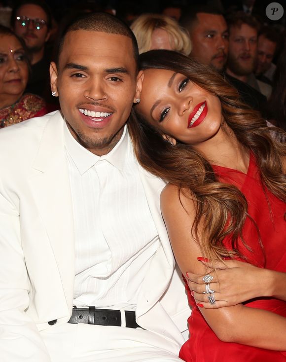 Rihanna foi agredida por Chris Brown durante o relacionamento de altos e baixos que viveu com o cantor. Eles chegaram a voltar após o ocorrido, mas Brown foi condenado a fazer trabalho comunitário e foi condenado a 5 anos de liberdade condicional