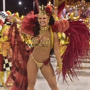 Mostrando ser a Rainha das Rainhas, Viviane Araújo incorporou uma coroa em sua fantasia sensual para o Carnaval de 2020 em tons de vermelho e dourado