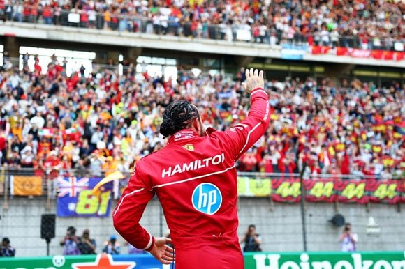 Piloto da Ferrari comemora primeiro triunfo na sprint, mas a internet só fala de outra coisa.