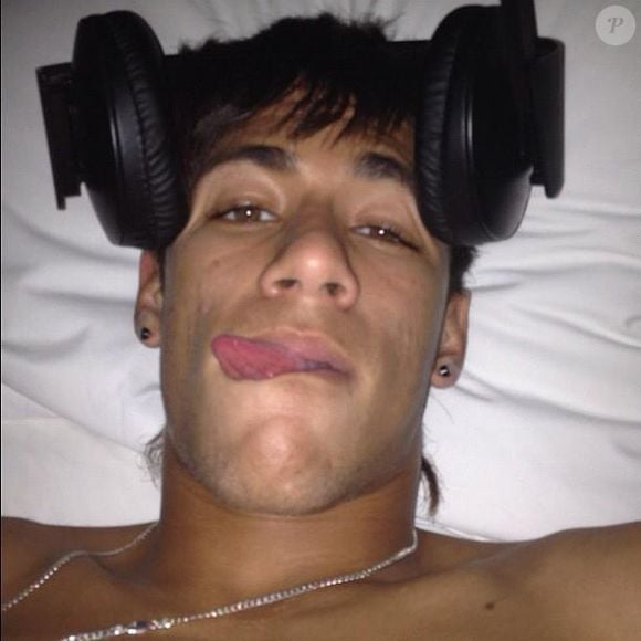 Perfil do Facebook de Neymar reúne fotos antigas do jogador ao longo da carreira