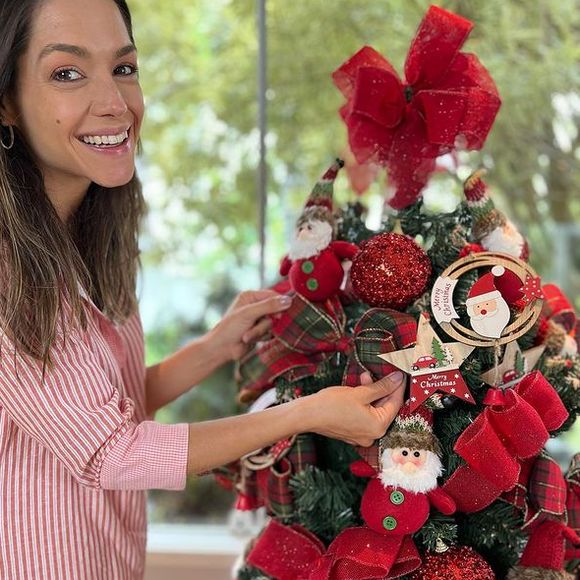 Se você tem uma pegada mais clássica, não deixe de usar tons de vermelho na decoração da sua árvore, tal como Thais Fersoza! O básico sempre funciona...