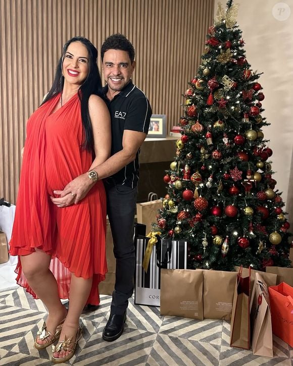 De vestido vermelho, Graciele Lacerda ganhou carinho de Zezé Di Camargo na barriga da 1ª gravidez em foto de Natal