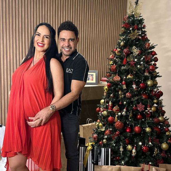 De vestido vermelho, Graciele Lacerda ganhou carinho de Zezé Di Camargo na barriga da 1ª gravidez em foto de Natal