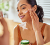O TikTok tem sido palco de inúmeras tendências de beleza DIY (faça você mesma), e a mais recente envolve o uso de claras de ovo cruas como máscara facial