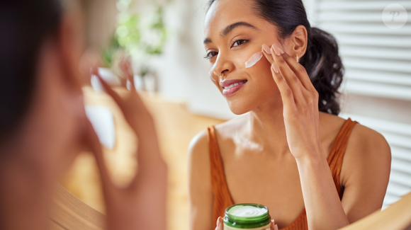 O TikTok tem sido palco de inúmeras tendências de beleza DIY (faça você mesma), e a mais recente envolve o uso de claras de ovo cruas como máscara facial