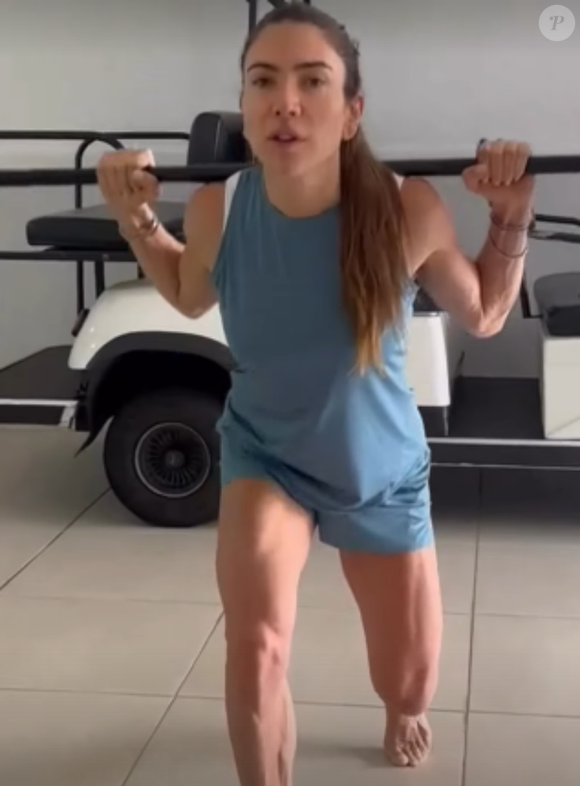 Já o afundo, um clássico para quem busca pernas definidas, melhora força unilateral, corrige desequilíbrios e aumenta a estabilidade dos joelhos, áreas que merecem atenção especial nessa fase da vida.