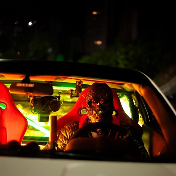 No rap 'CELEBRIDADE', Fiuk reconhece os privilégios da fama, mas revela o outro lado do sucesso ao falar de depressão, cobranças e dores emocionais acumuladas desde cedo