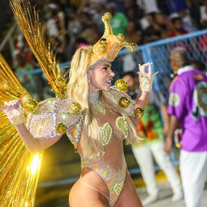 Desfile da Mocidade: Erika Schneider estava à frente do carro que trouxe Roberto de Carvalho