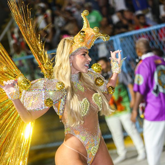 Desfile da Mocidade: Erika Schneider estava à frente do carro que trouxe Roberto de Carvalho