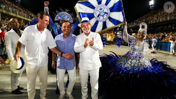 Lula não desfilou na Sapucaí, mas chegou a descer para a pista ao lado de seu aliado histórico, Eduardo Paes, candidato a governador do Rio de Janeiro
