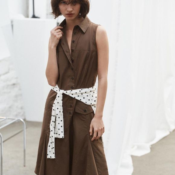 Se os tons terrosos são a cara do inverno, este vestido midi da Zara merece um lugar especial no guarda-roupa