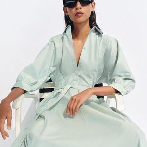 Para quem gosta de vestidos que não marcam demais o corpo, o modelo azul-lavado da Zara tem cintura com elástico nas costas e ajuste por laços