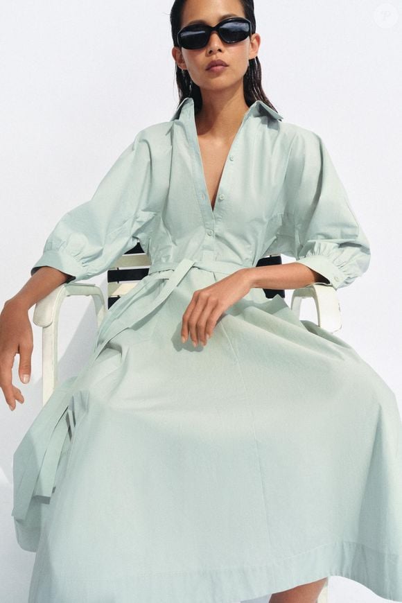 Para quem gosta de vestidos que não marcam demais o corpo, o modelo azul-lavado da Zara tem cintura com elástico nas costas e ajuste por laços