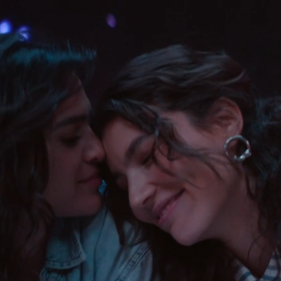 Bruna Marquezine interpreta Bia na segunda temporada de Amor da Minha Vida, marcada pelo romance da personagem com Giovana, vivida por Alanis Guillen