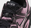 O Nike V5 Runner Feminino chama a atenção pelo visual esportivo, pelos detalhes metálicos e pela proposta que resgata características da década de 2000, combinando com quem gosta de produções despojadas com um toque de personalidade