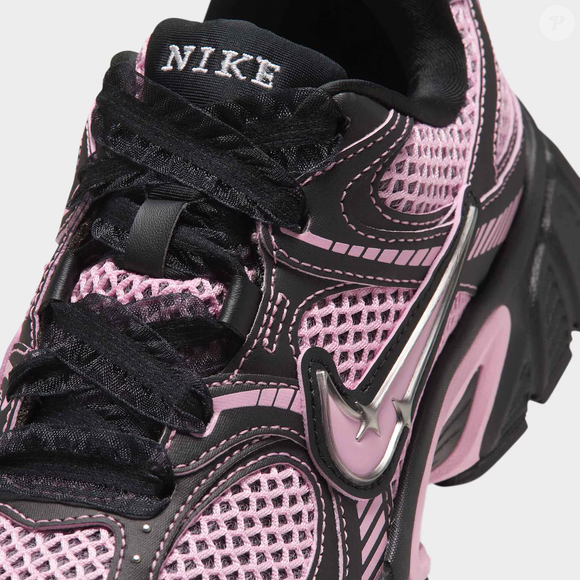 O Nike V5 Runner Feminino chama a atenção pelo visual esportivo, pelos detalhes metálicos e pela proposta que resgata características da década de 2000, combinando com quem gosta de produções despojadas com um toque de personalidade