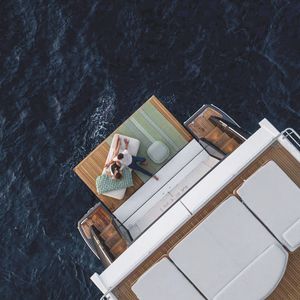 Ambientes do iate Azimut Grande 27 Metri priorizam circulação fluida e integração total