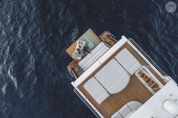 Ambientes do iate Azimut Grande 27 Metri priorizam circulação fluida e integração total