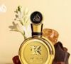 O Fakhar Extrait Gold, da Lattafa, tem uma abertura que reúne grapefruit, cardamomo e pimenta-rosa, combinação que desperta os sentidos logo nos primeiros minutos. Em seguida, tuberosa e notas solares aquecem a composição, enquanto âmbar, couro e cashmeran garantem profundidade e sofisticação