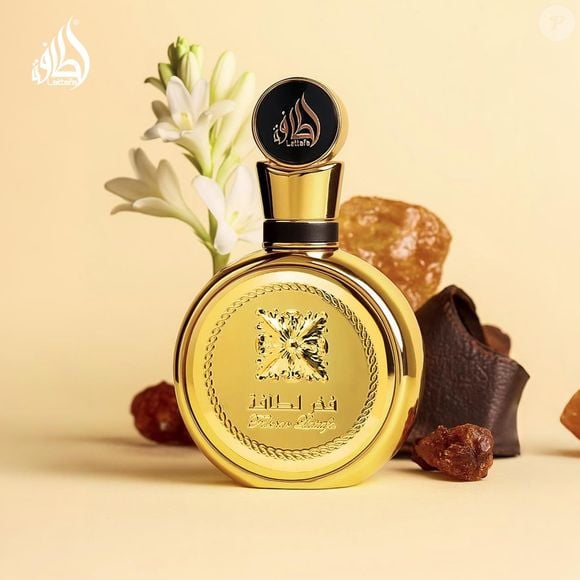O Fakhar Extrait Gold, da Lattafa, tem uma abertura que reúne grapefruit, cardamomo e pimenta-rosa, combinação que desperta os sentidos logo nos primeiros minutos. Em seguida, tuberosa e notas solares aquecem a composição, enquanto âmbar, couro e cashmeran garantem profundidade e sofisticação