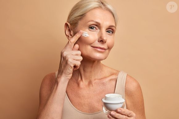 Na menopausa, a diminuição dos níveis de estrogênio na menopausa leva à redução da produção de colágeno e elastina, proteínas essenciais para a firmeza e elasticidade da pele.
