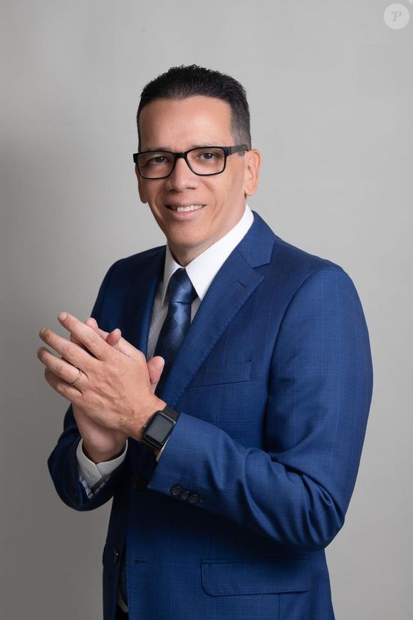 O pastor Luciano Alves, seguido na web por famosos, vem se destacando nas redes sociais com seus devocionais diários.