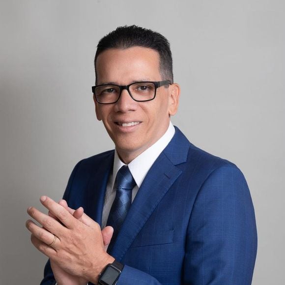 O pastor Luciano Alves, seguido na web por famosos, vem se destacando nas redes sociais com seus devocionais diários.