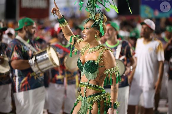 Virginia Fonseca disse que tem muito suor e por isso teme incidente em desfile na Sapucaí: 'Vou ter que passar fita! Eu suo muito. Fico pingando, então tudo descola'