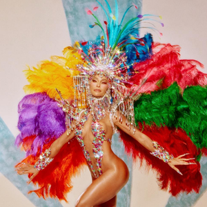 Sabrina Sato escolheu uma fantasia vibrante para combinar com o enredo 'Macumbembê, samborembá', que homenageia o artista Heitor dos Prazeres