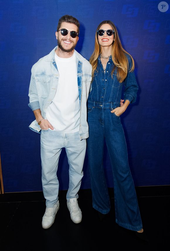Durante o evento, Camila e Klebber esbanjaram sintonia com produções estilosas e coordenadas, relembrando momentos clássicos da cultura pop