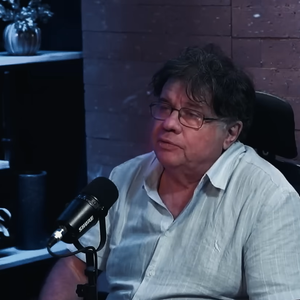 Ao comentar a atuação de Luciano Huck na televisão, Marcelo Madureira declarou: “Ele não tem carisma, ele não tem jogo de cintura, ele não tem nada”. A fala foi feita durante uma entrevista ao podcast Resenha com TF, em abril de 2026, quando o humorista também questionou a capacidade do apresentador de se destacar entre grandes nomes da comunicação brasileira