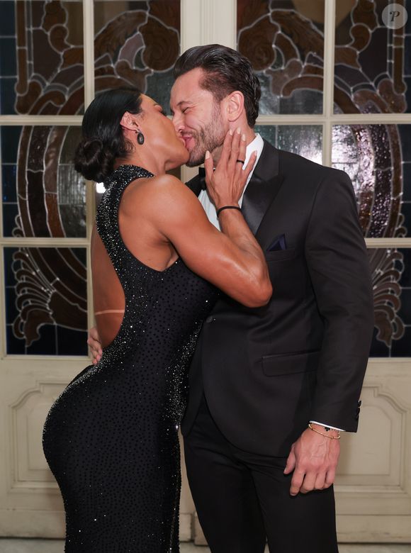 Gracyanne Barbosa deixou as costas nuas em evento com o namorado, Gabriel Cardoso, com quem trocou beijos