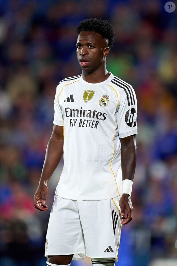 Vini Jr. fica no Real Madrid! O brasileiro renovou contrato até 2032 e terá um salário estimado em 24 milhões de euros por temporada, segundo a imprensa espanhola. Veja todos os detalhes da negociação