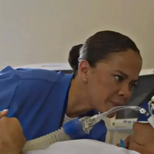 Tânia (Aline Borges) visita Ricardo (Marcos Pasquim) antes da morte na novela Dona de Mim