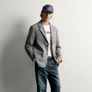 A coleção da Zara em parceria com a marca Senna também apresenta um blazer de lã com estampa xadrez príncipe de Gales, jaquetas de corrida com patches e logotipo do piloto, polos e macacões jeans com efeito desgastado e visual retrô