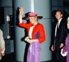 Um exemplo marcante foi sua aparição em Hong Kong, em 7 de novembro de 1989, quando desfilou com combinações vibrantes, com vermelho no blazer e lilás na saia lápis, acompanhados de um chapéu no mesmo tom cromático, que até hoje são referência
