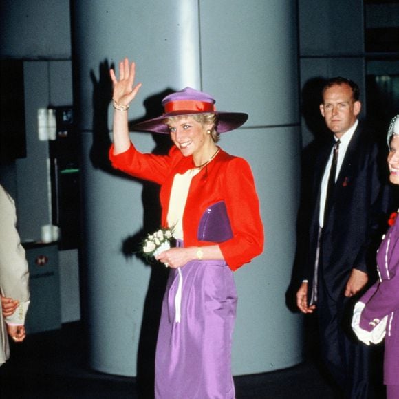 Um exemplo marcante foi sua aparição em Hong Kong, em 7 de novembro de 1989, quando desfilou com combinações vibrantes, com vermelho no blazer e lilás na saia lápis, acompanhados de um chapéu no mesmo tom cromático, que até hoje são referência