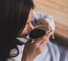 Celebrado na terça-feira (14), o Dia do Café reforça a importância de uma bebida presente de forma quase unânime nas mesas do país. Mais do que um hábito diário, ela vai muito além da xícara e ganha protagonismo também no universo da perfumaria