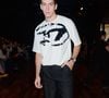 Pietro Antonelli, filho de Giovanna e Murilo Benício, apostou em look despojado com camisa branca e calça social preta para o SPFW 2025