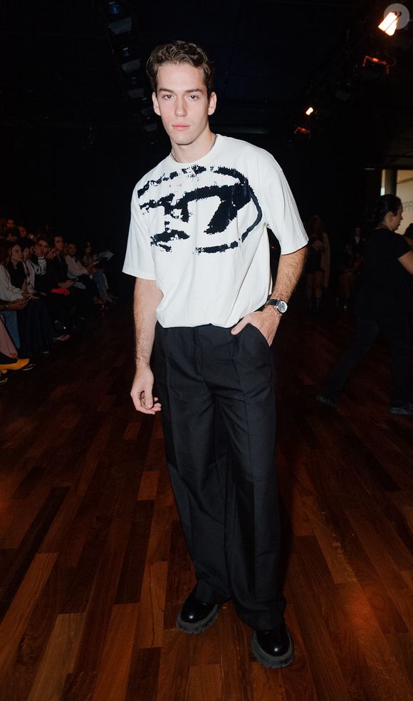 Pietro Antonelli, filho de Giovanna e Murilo Benício, apostou em look despojado com camisa branca e calça social preta para o SPFW 2025