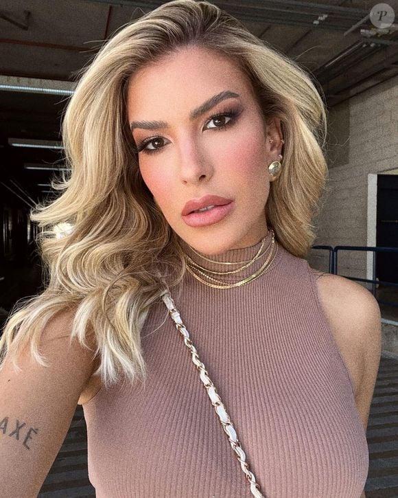 No auge da carreira, brilhando nos palcos e nas redes sociais, a dançarina e influenciadora Lore Improta divide com o público não apenas seus passos coreografados, mas também um desafio invisível e doloroso: o Neuroma de Morton.