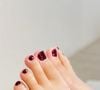 Unhas dos pés com esmalte vinho serão tendência no verão 2026