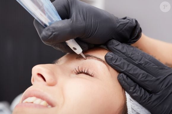 Com a técnica de microblading sombreado, é possível conquistar sobrancelhas mais equilibradas, definidas e com aparência natural